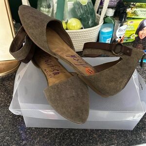 Malibu Split-Toe Pointed Flats in Olive Brown